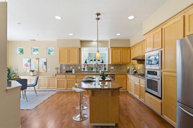 327 Hawk Ridge Dr, Richmond, CA 94806