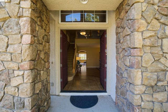 327 Hawk Ridge Dr, Richmond, CA 94806
