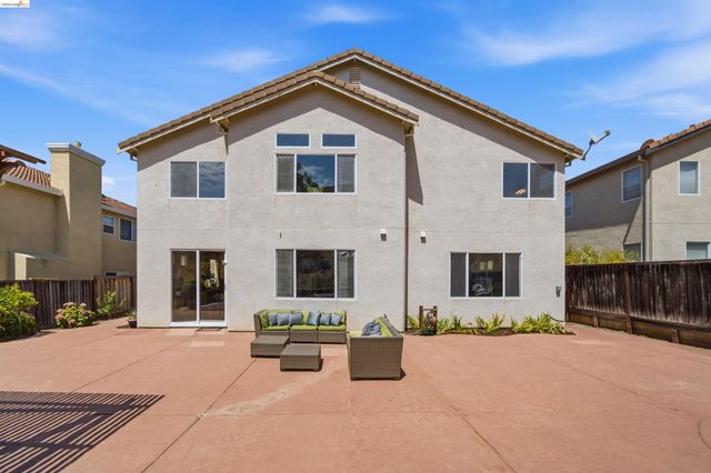 327 Hawk Ridge Dr, Richmond, CA 94806