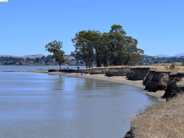 327 Hawk Ridge Dr, Richmond, CA 94806