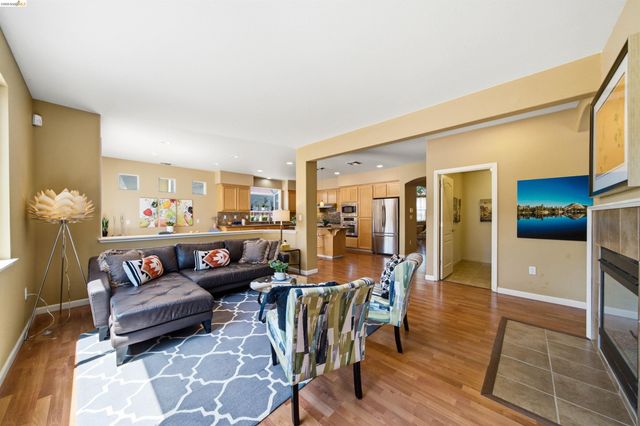 327 Hawk Ridge Dr, Richmond, CA 94806