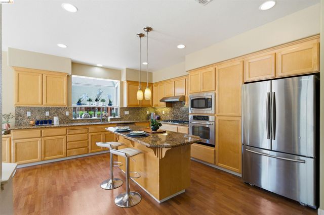 327 Hawk Ridge Dr, Richmond, CA 94806
