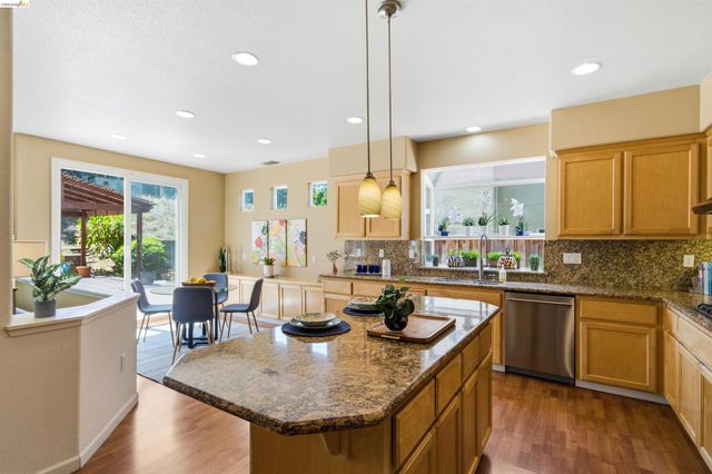 327 Hawk Ridge Dr, Richmond, CA 94806