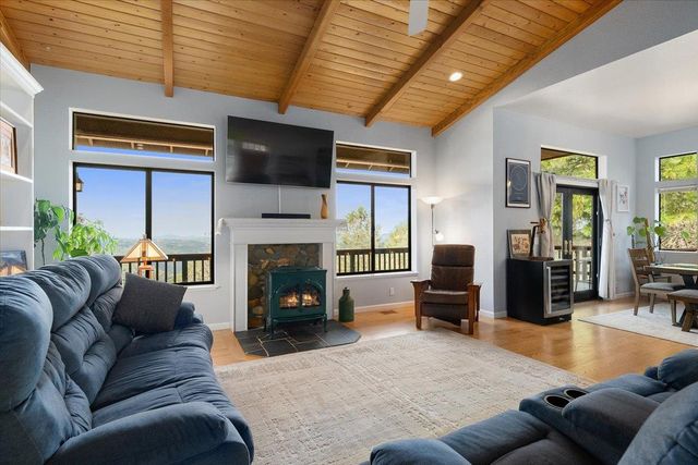 7410 White Oak Dr, Placerville, CA 95667