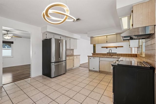 144 8TH AVENUE N, St Petersburg, FL 33701
