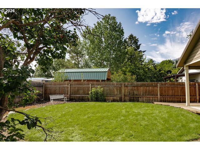 104 N COLLEGE St, Joseph, OR 97846