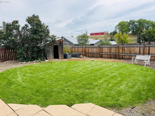 104 N COLLEGE St, Joseph, OR 97846