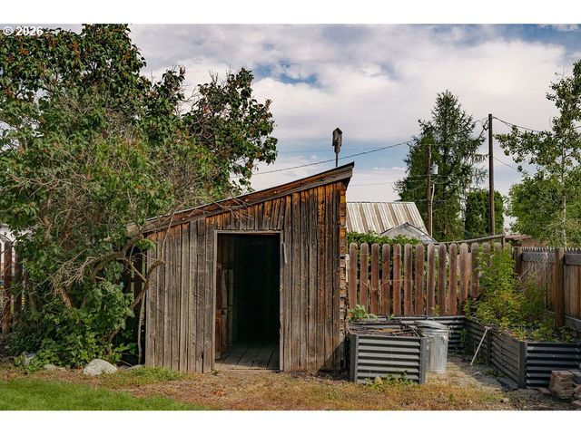 104 N COLLEGE St, Joseph, OR 97846