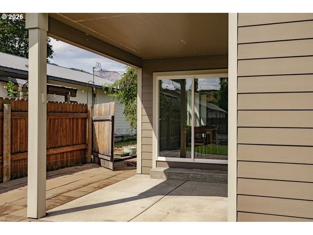 104 N COLLEGE St, Joseph, OR 97846