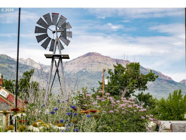 104 N COLLEGE St, Joseph, OR 97846