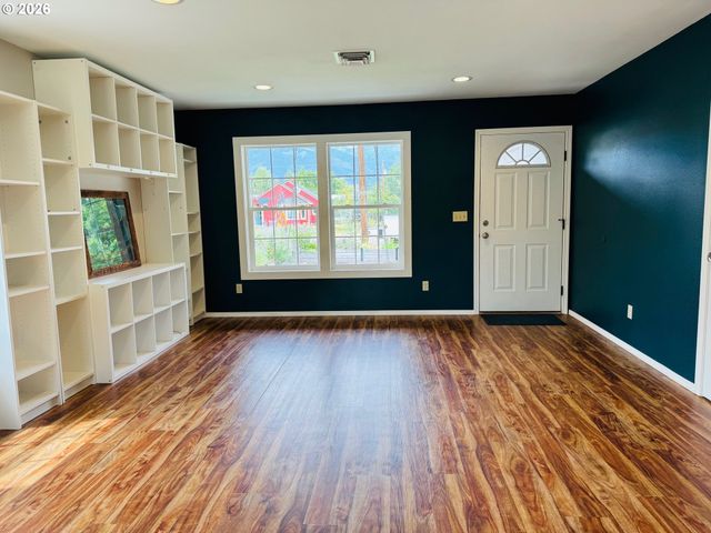 104 N COLLEGE St, Joseph, OR 97846