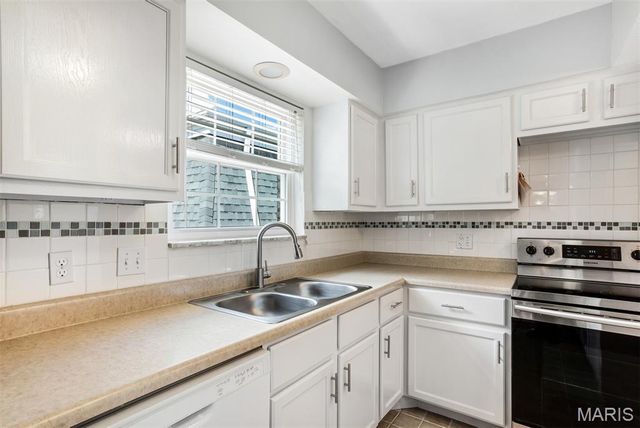 4347 Chateau De Ville Drive G, St Louis, MO 63129