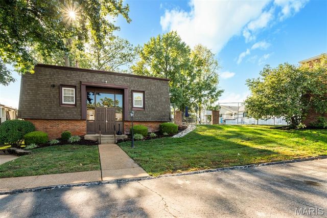 4347 Chateau De Ville Drive G, St Louis, MO 63129