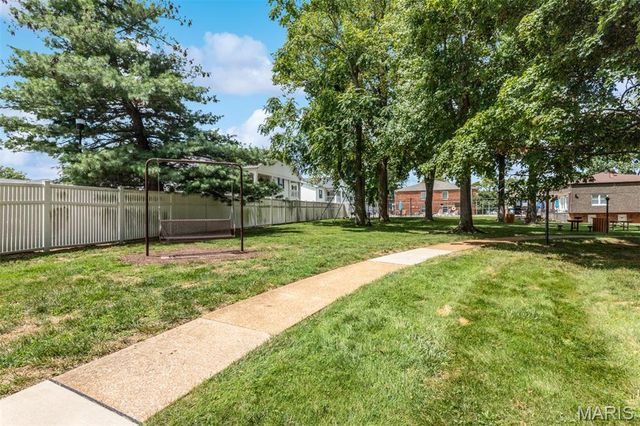 4347 Chateau De Ville Drive G, St Louis, MO 63129