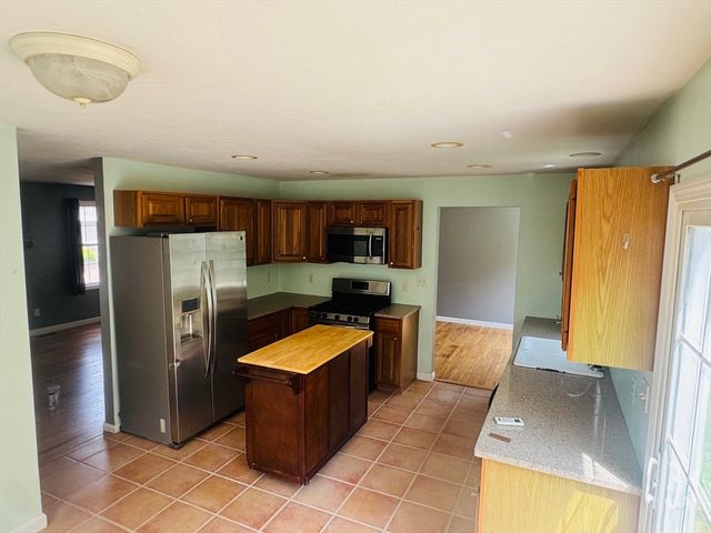 3841 N Main St, Fall River, MA 02720