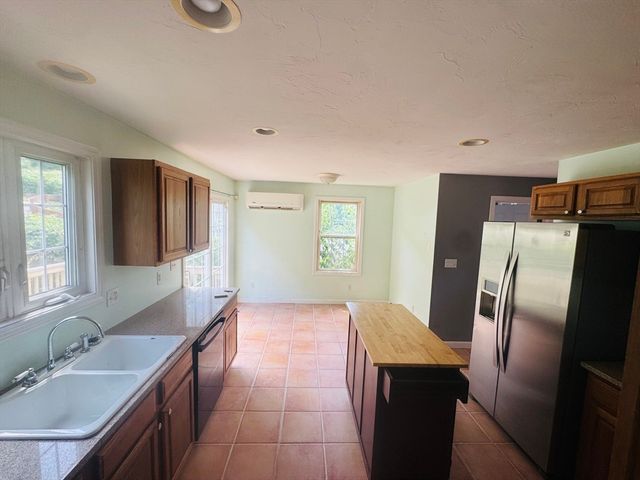 3841 N Main St, Fall River, MA 02720