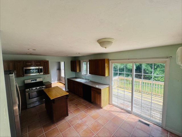 3841 N Main St, Fall River, MA 02720