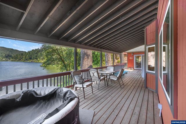 1547 N Tenmile Lake, Lakeside, OR 97449