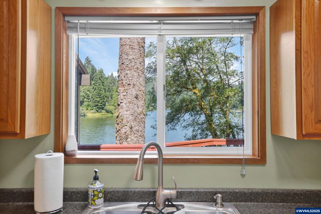 1547 N Tenmile Lake, Lakeside, OR 97449