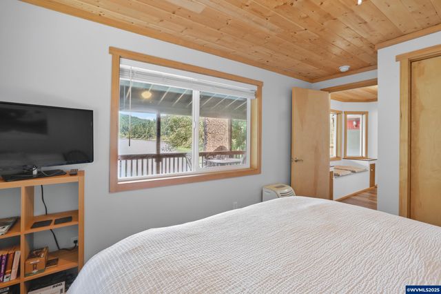 1547 N Tenmile Lake, Lakeside, OR 97449