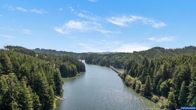 1547 N Tenmile Lake, Lakeside, OR 97449