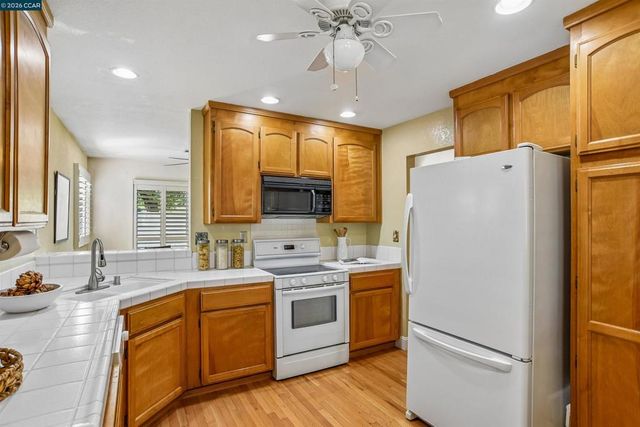 5256 Pebble Glen Dr, Concord, CA 94521