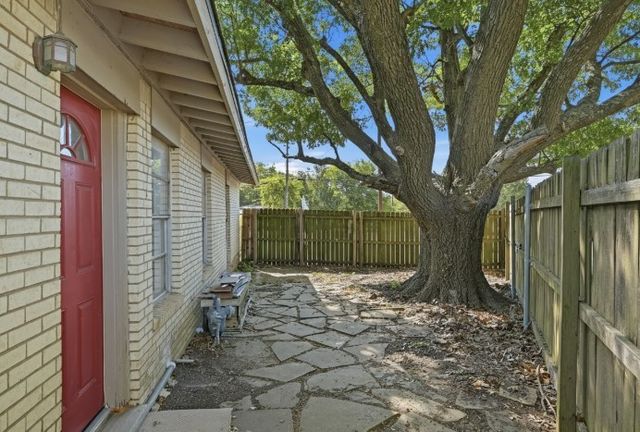 636 S Andrews Avenue, Sherman, TX 75090
