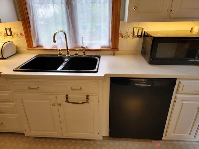 2 Oakdale Avenue, Nashua, NH 03062