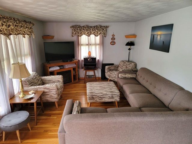 2 Oakdale Avenue, Nashua, NH 03062