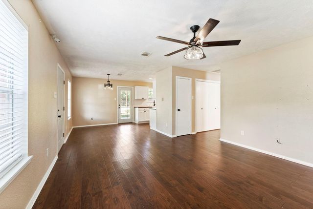 220 N William Barnett Avenue, Cleveland, TX 77327