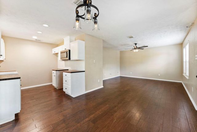 220 N William Barnett Avenue, Cleveland, TX 77327