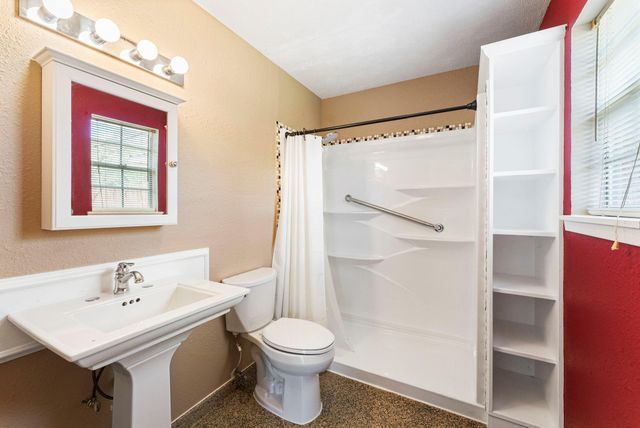 220 N William Barnett Avenue, Cleveland, TX 77327