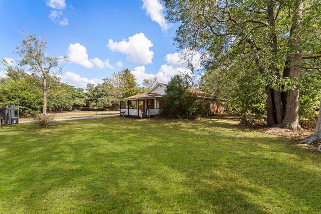 220 N William Barnett Avenue, Cleveland, TX 77327