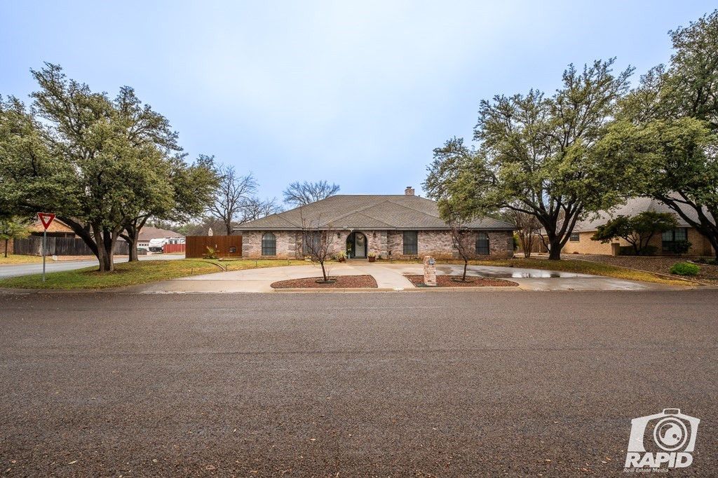 Image 3 of property listing at 3201 Oak Mountain Trail, San Angelo, TX 76904