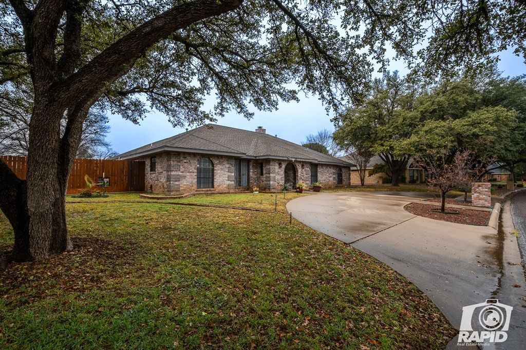 Image 5 of property listing at 3201 Oak Mountain Trail, San Angelo, TX 76904