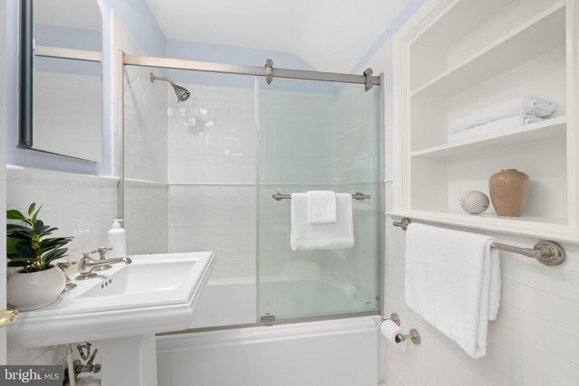 1105 N POWHATAN ST, Arlington, VA 22205