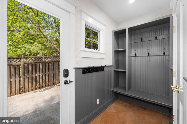 1105 N POWHATAN ST, Arlington, VA 22205