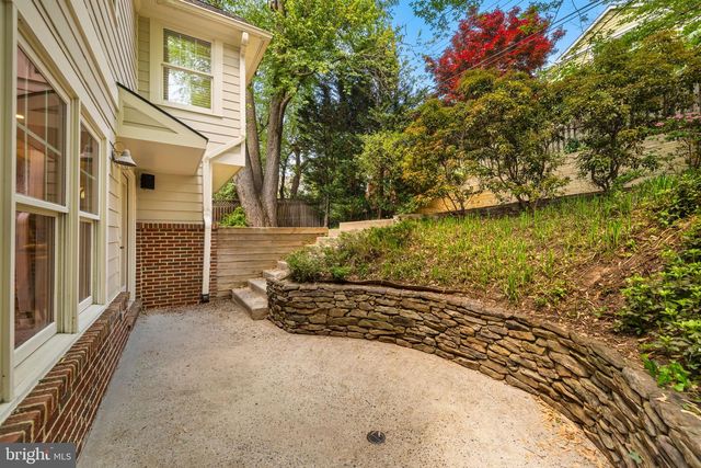 1105 N POWHATAN ST, Arlington, VA 22205