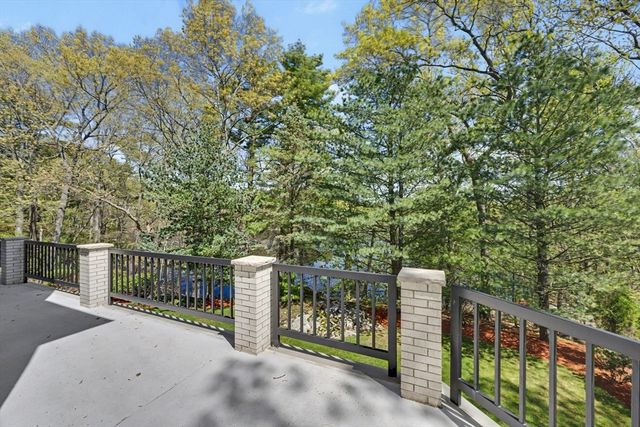 29 Hammersmith Dr, Saugus, MA 01906