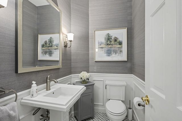 29 Hammersmith Dr, Saugus, MA 01906
