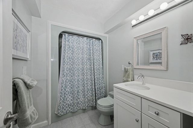 29 Hammersmith Dr, Saugus, MA 01906