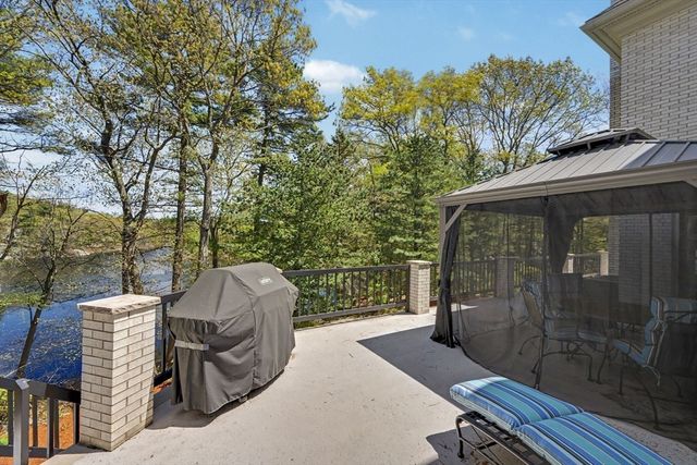 29 Hammersmith Dr, Saugus, MA 01906