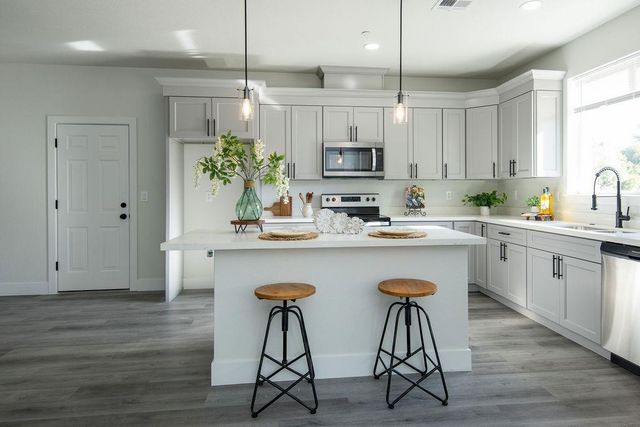 800 La Contenta Dr, Valley Springs, CA 95252