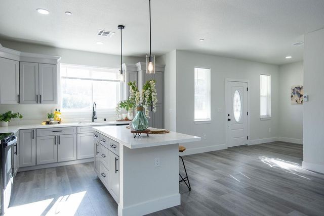 800 La Contenta Dr, Valley Springs, CA 95252