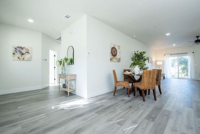 800 La Contenta Dr, Valley Springs, CA 95252