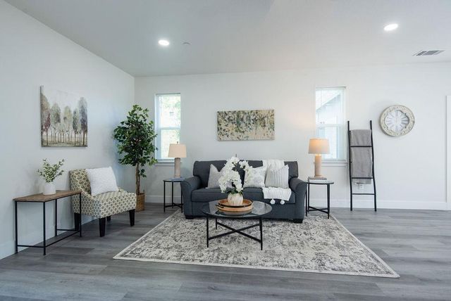 800 La Contenta Dr, Valley Springs, CA 95252