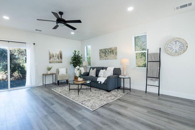 800 La Contenta Dr, Valley Springs, CA 95252