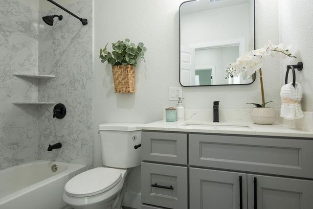 800 La Contenta Dr, Valley Springs, CA 95252