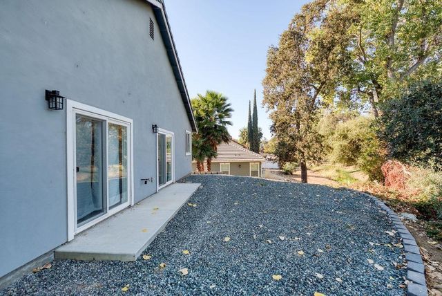 800 La Contenta Dr, Valley Springs, CA 95252