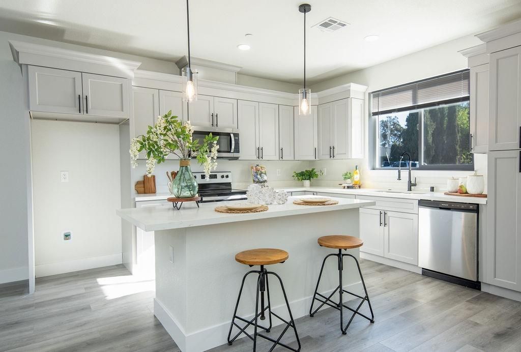 800 La Contenta Dr, Valley Springs, CA 95252
